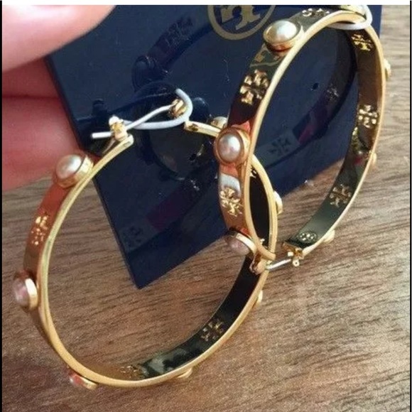 TORY BURCH GOLD EARRINGS TT CUT OUTS & PEARLS NEW! SuUd - Picture 5 of 6